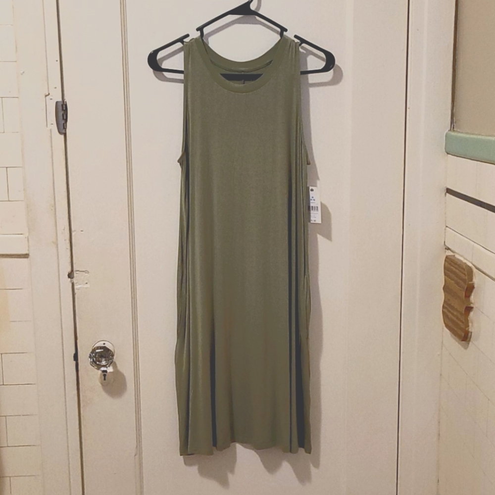 Nice summer dress never wore NWT size medium 8/10